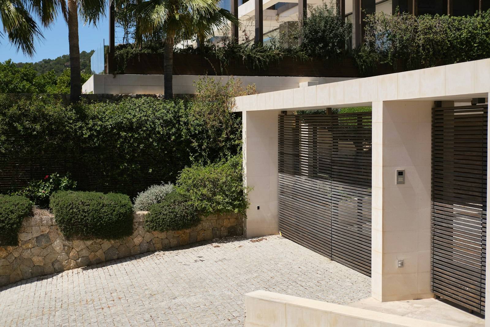 Portail moderne à lames horizontales à l'entrée d'une villa