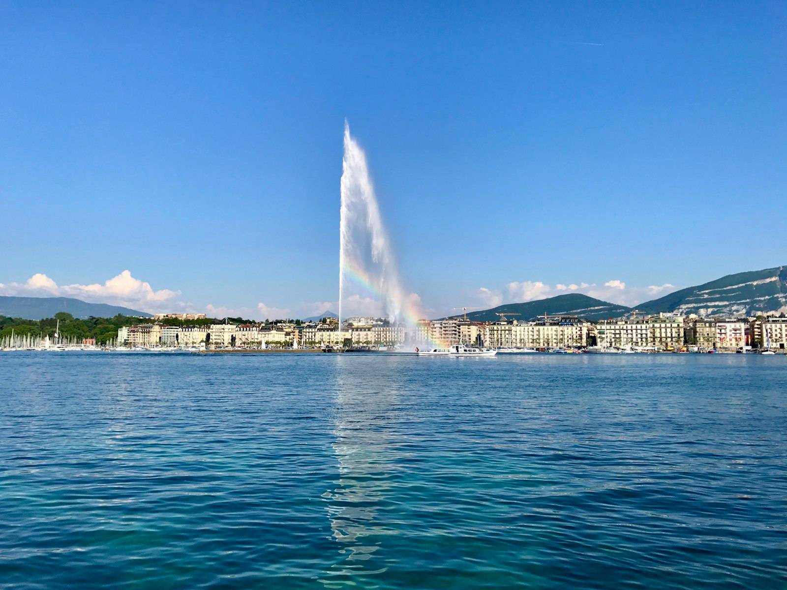 La rade de Genève et le Jet d'eau vus depuis le lac